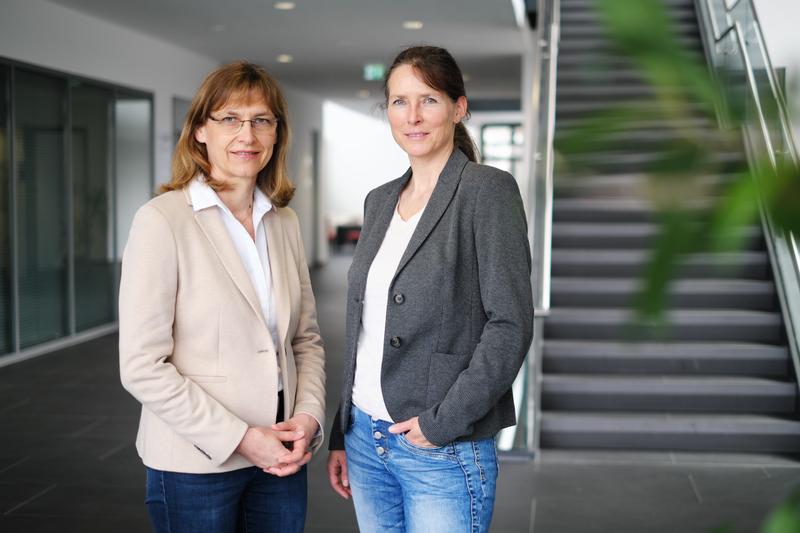 Prof. Dr. Jutta Engel (l.) und PD Dr. Simone Kurt. Thorsten Mohr Universität des Saarlandes/Thorsten Mohr