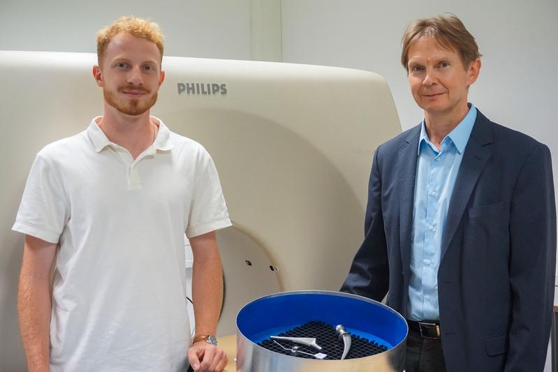 Prof. Dr. Ralf Ringler und Projektmitarbeiter M. Sc. Joshua Igl erläutern die Auswirkungen von MR-Untersuchungen auf Implantate, Linda Misch  OTH Amberg-Weiden