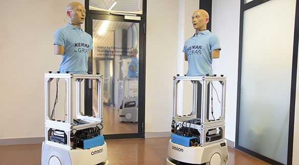 - Bild zeigt 2 Roboter Gesamtsystem mit mobilen Robotern, Elektronik, Audioschnittstelle und Kunstköpfen. Foto: Hochschule Luzern 