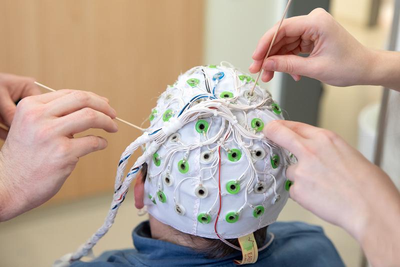 Bild: EEG Haube - Vor der Untersuchung müssen die Elektroden der EEG Haube mit Kontaktgel bestrichen werdenjpg