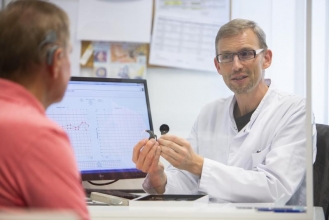 Das Leipziger Cochlea-Implantat-Zentrum feiert zehnjähriges Bestehen. Als einziges bundesweit wird es von einem Facharzt für Phoniatrie und Pädaudiologie geleitet: Prof. Michael Fuchs  Stefan Straube / UKL