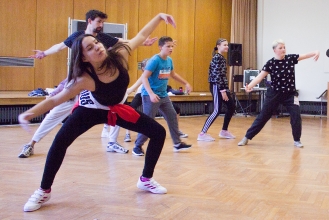 Gemeinsamer, wütender Tanz – beim inklusiven Cochlear Tanzprojekt arbeiten hörgeschädigte und hörende Jugendliche zusammen (Foto: Cochlear) 