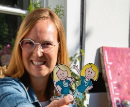 Silvia Gosewinkel, Logopädin und wissenschaftliche Mitarbeiterin der hsg Bochum, errang mit ihrem Video 'Lisa Logopädin' (Figuren im Bildvordergrund) den ersten Platz. Foto: Nicole Krischak 